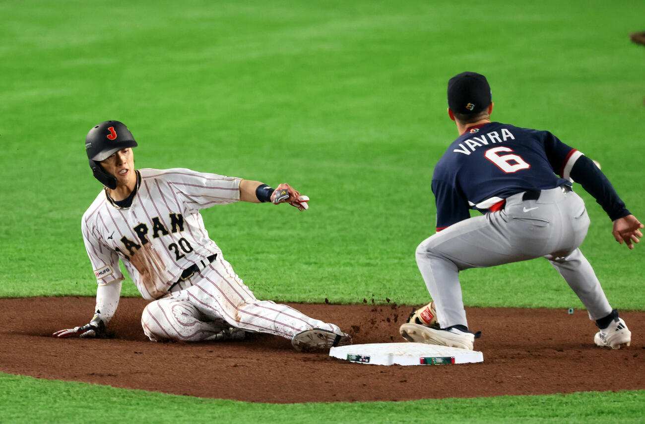 日本対チェコ　7回裏日本無死一塁、一塁走者周東は打者中村悠のとき二塁盗塁を決める（撮影・加藤哉）