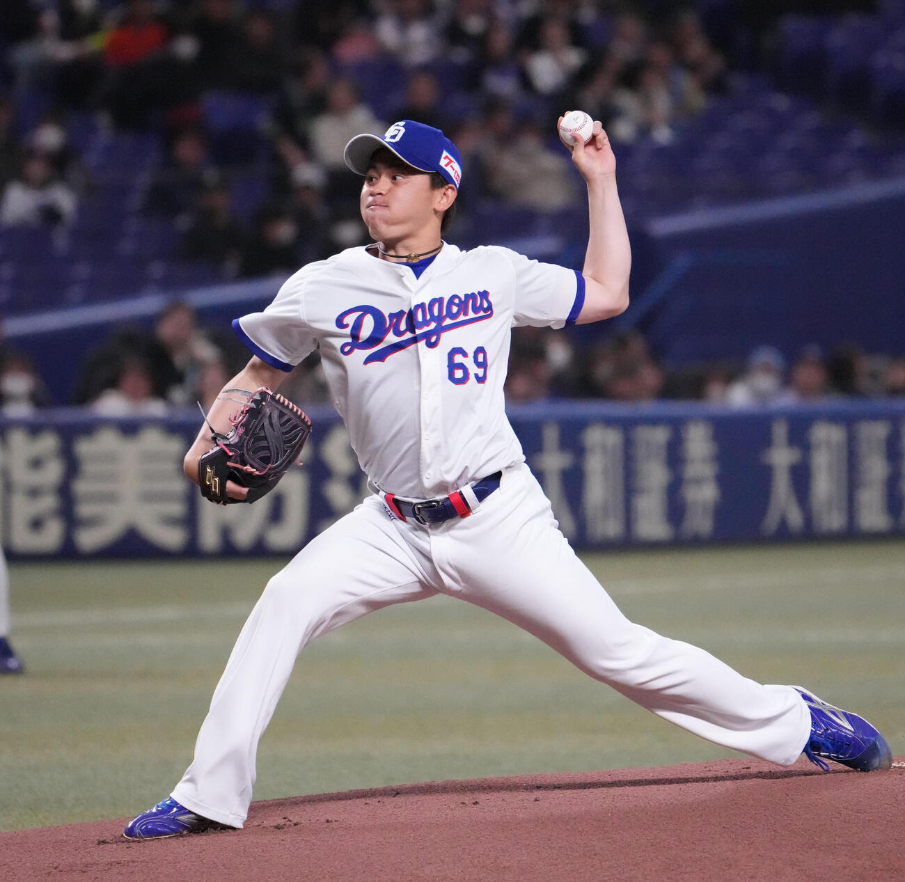 中日対ヤクルト　1回表、登板する中日先発の三浦（撮影・森本幸一）