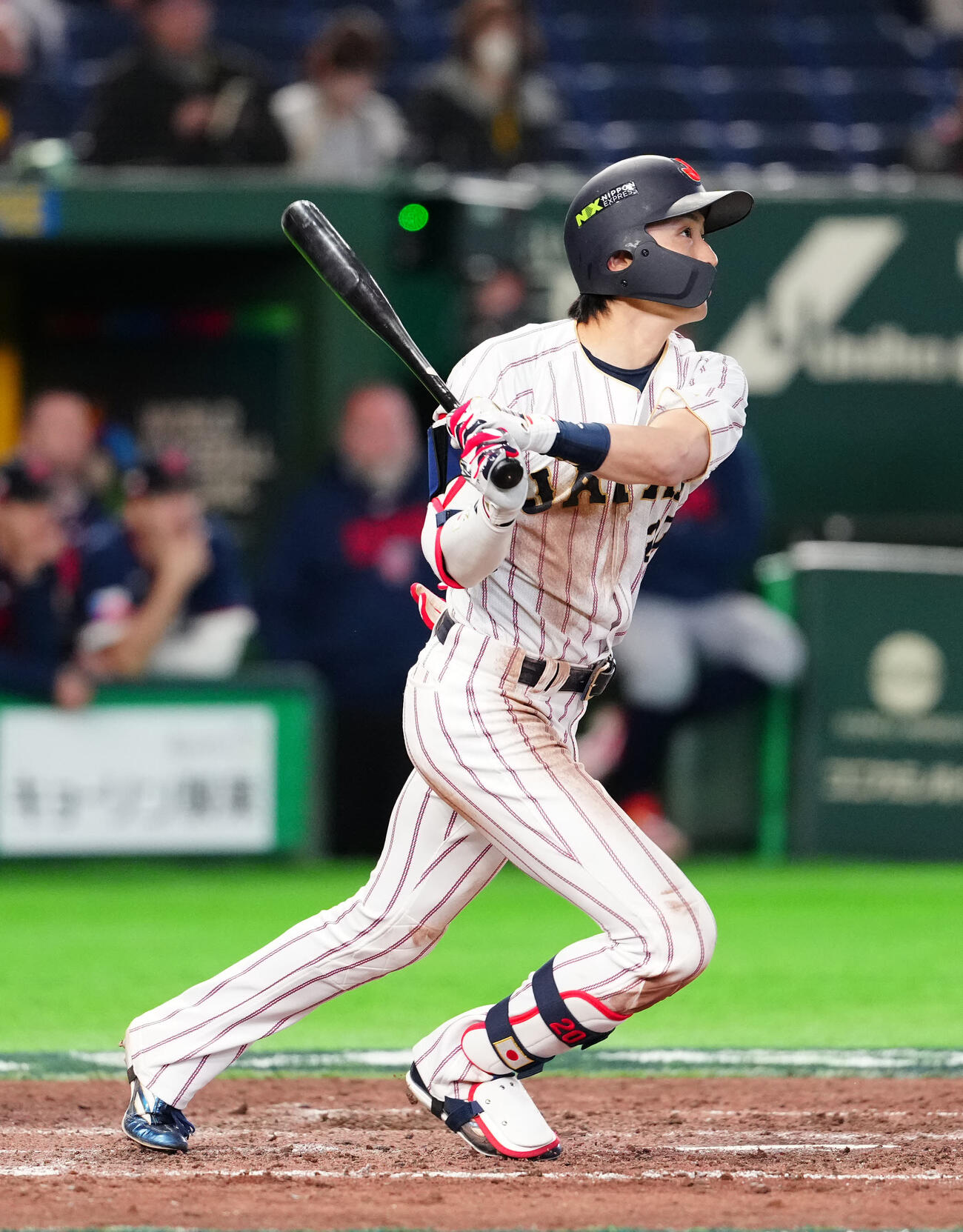 日本対チェコ　8回裏日本2死一、二塁、3点本塁打を放つ周東（撮影・江口和貴）