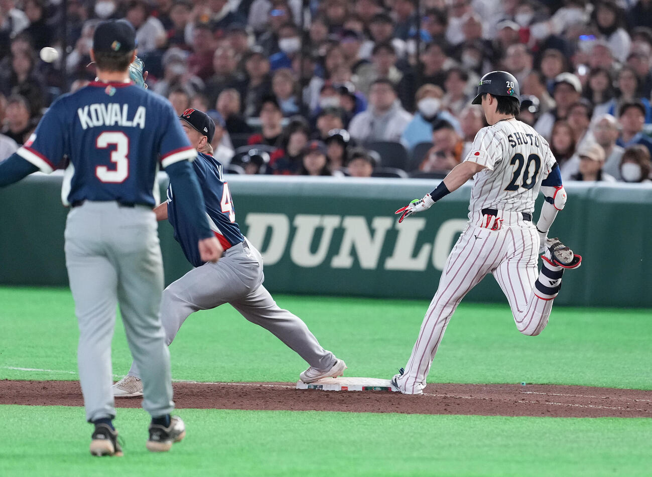 日本対チェコ　7回裏日本無死、内野安打を放ち、一塁へ駆け込む周東（撮影・鈴木みどり）