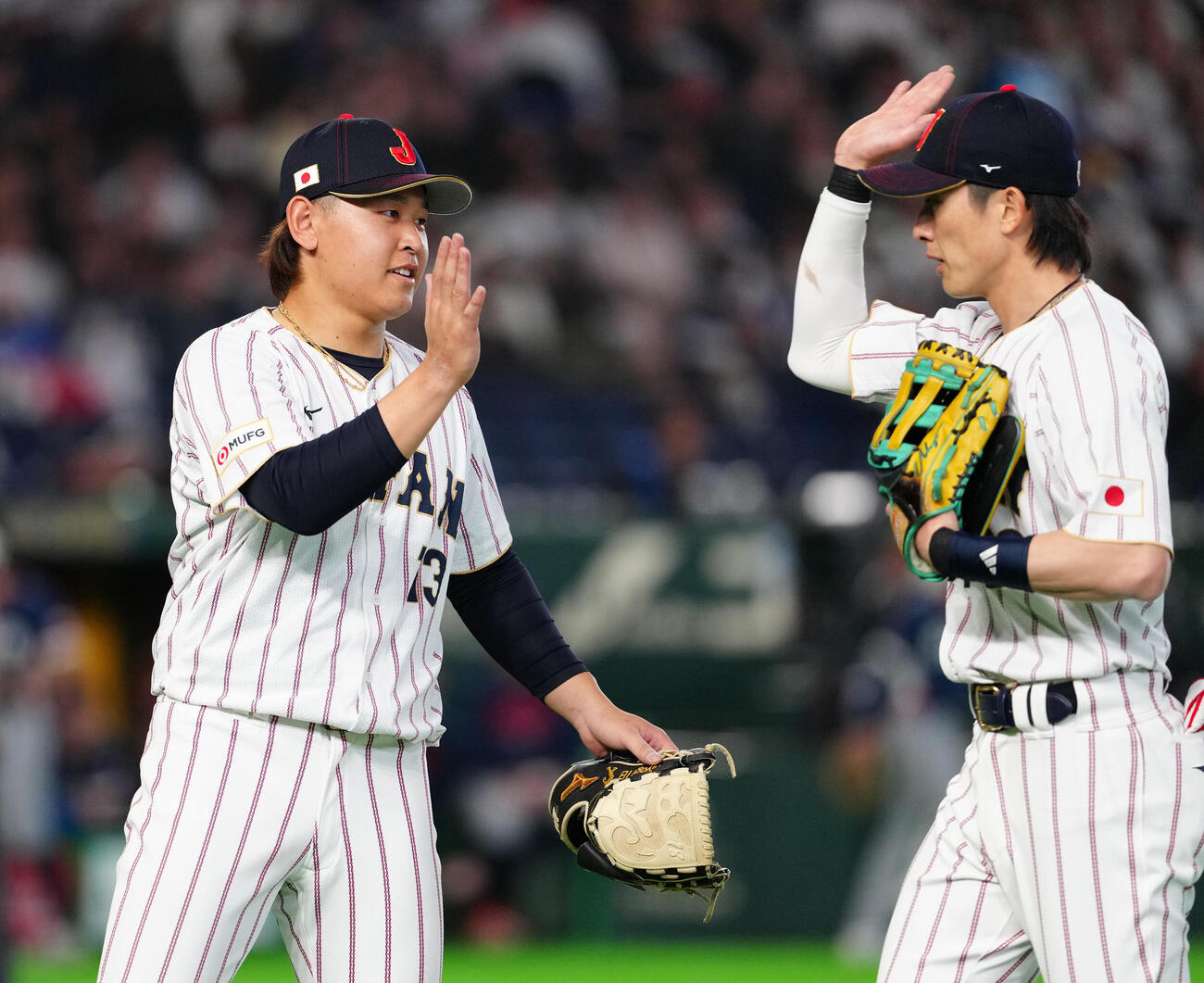 日本対チェコ　5回表終了後、周東（右）とタッチを交わす2番手の宮城（撮影・江口和貴）