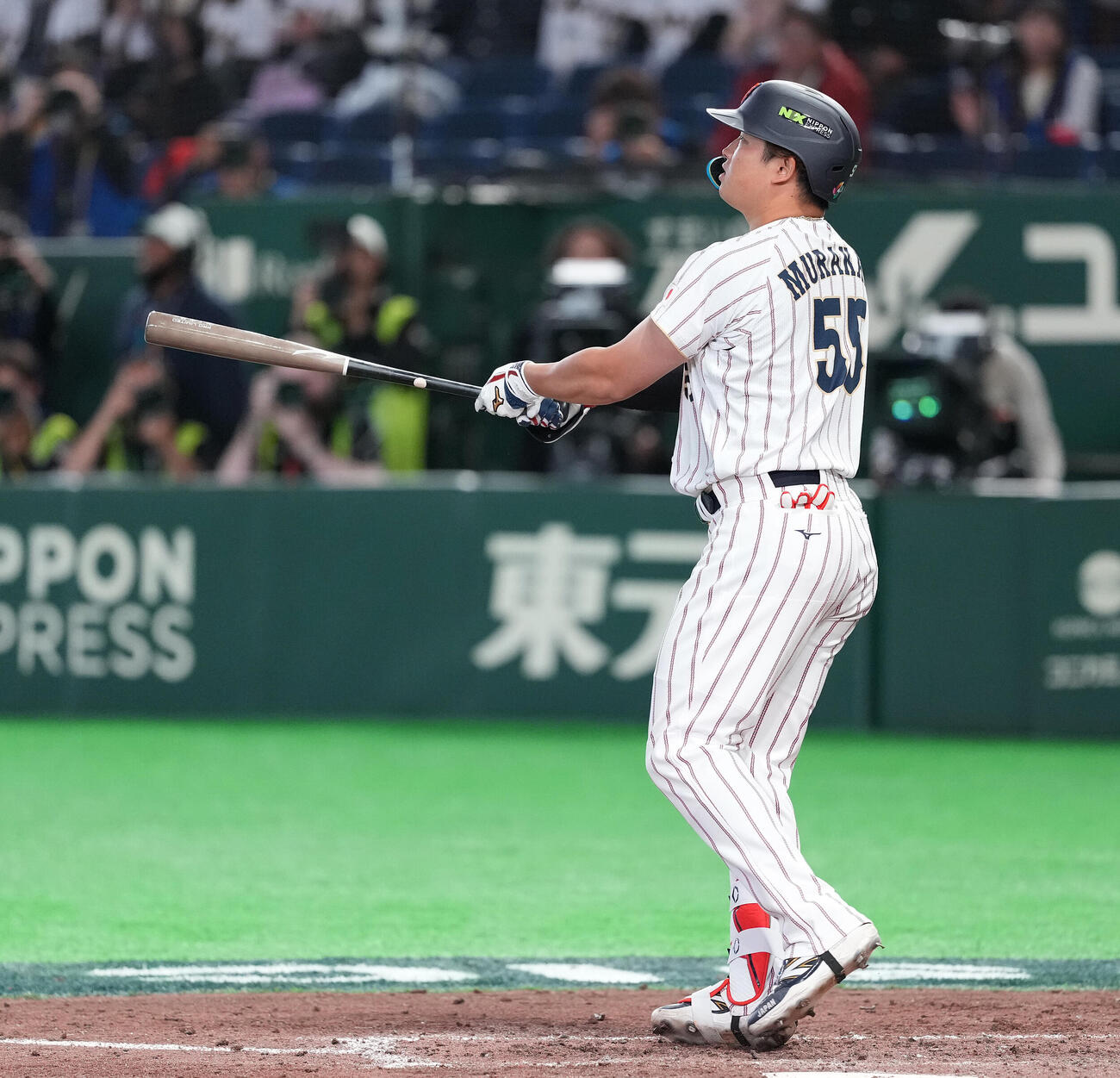 日本対チェコ　8回裏日本2死満塁、満塁本塁打を放つ村上（撮影・鈴木みどり）