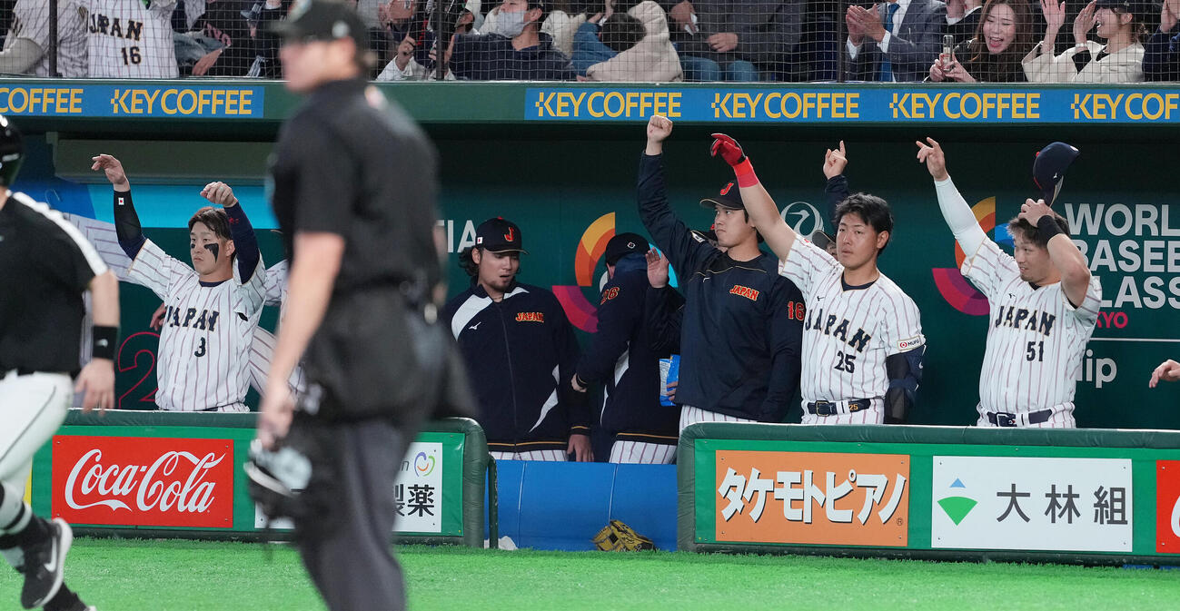 日本対チェコ　8回裏日本2死満塁、村上の満塁本塁打に手をあげる大谷（右から3人目）らベンチ（撮影・鈴木みどり）