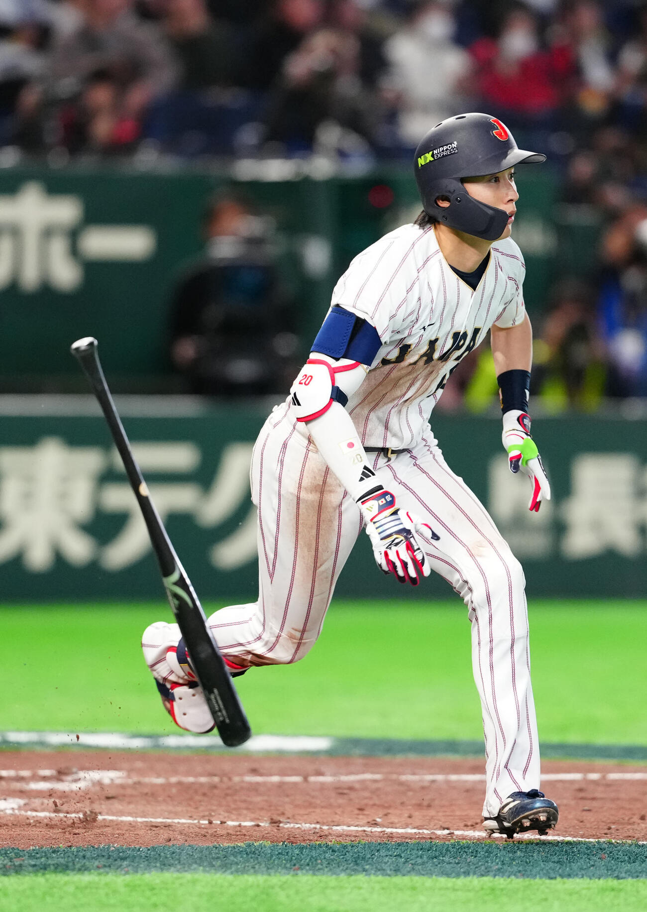 日本対チェコ　8回裏日本2死一、二塁、3点本塁打を放つ周東（撮影・江口和貴）