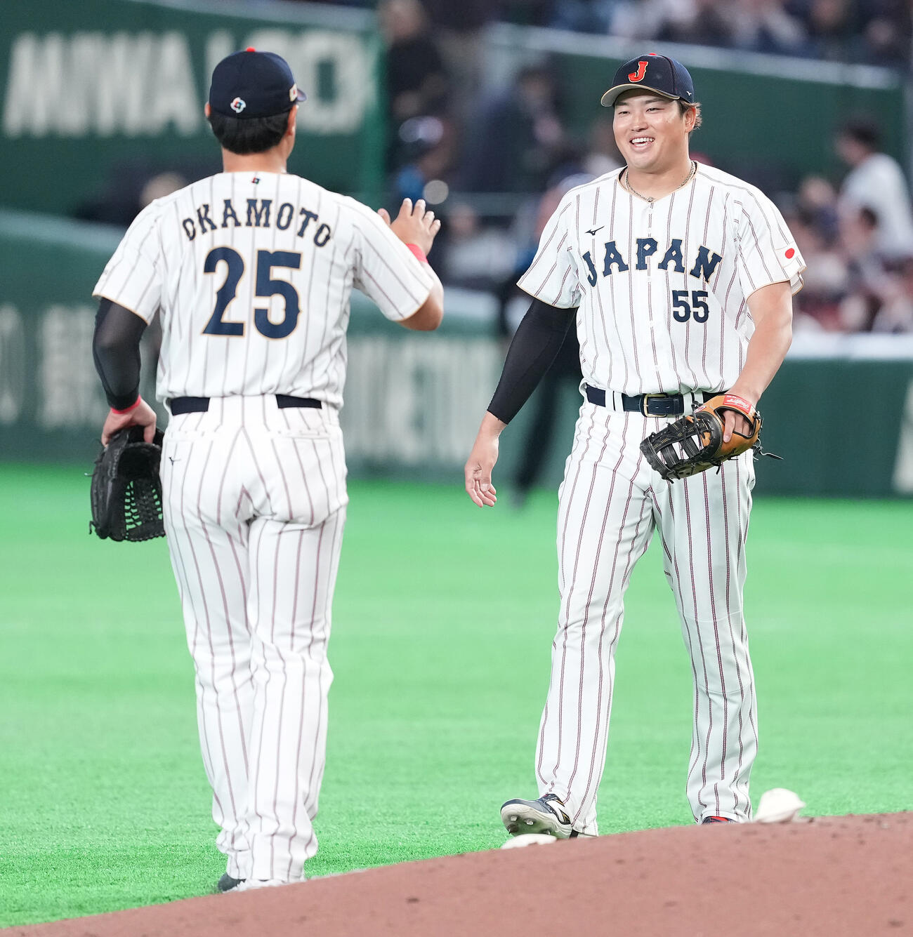 日本対チェコ　チェコに勝利し、笑顔の村上（右）（撮影・鈴木みどり）