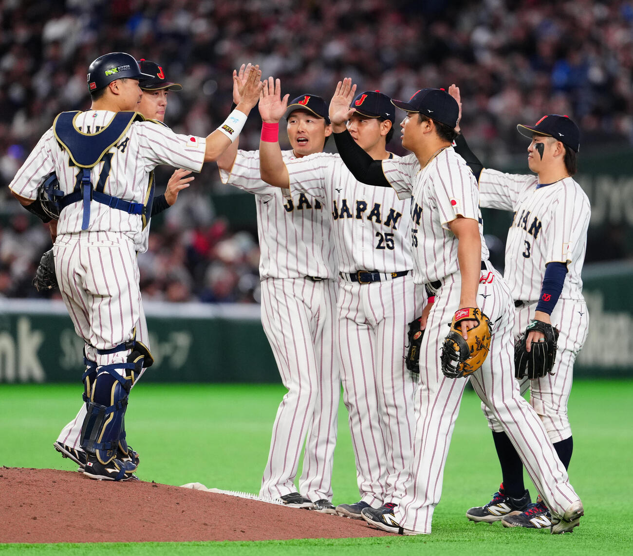 日本対チェコ　チェコに勝利しタッチを交わす村上（右から2人目）ら日本代表の選手たち（撮影・江口和貴）