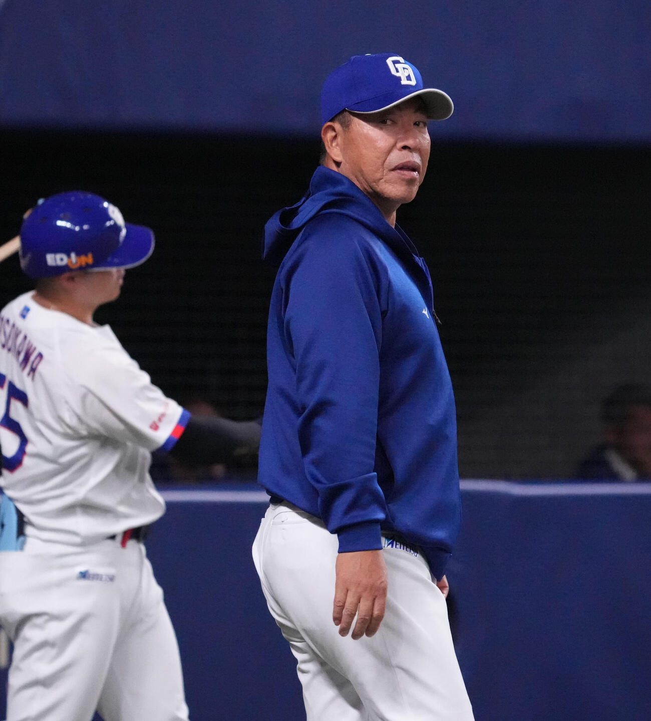 中日対ヤクルト　3回終了、井上監督（右）は選手交代を告げる（撮影・森本幸一）