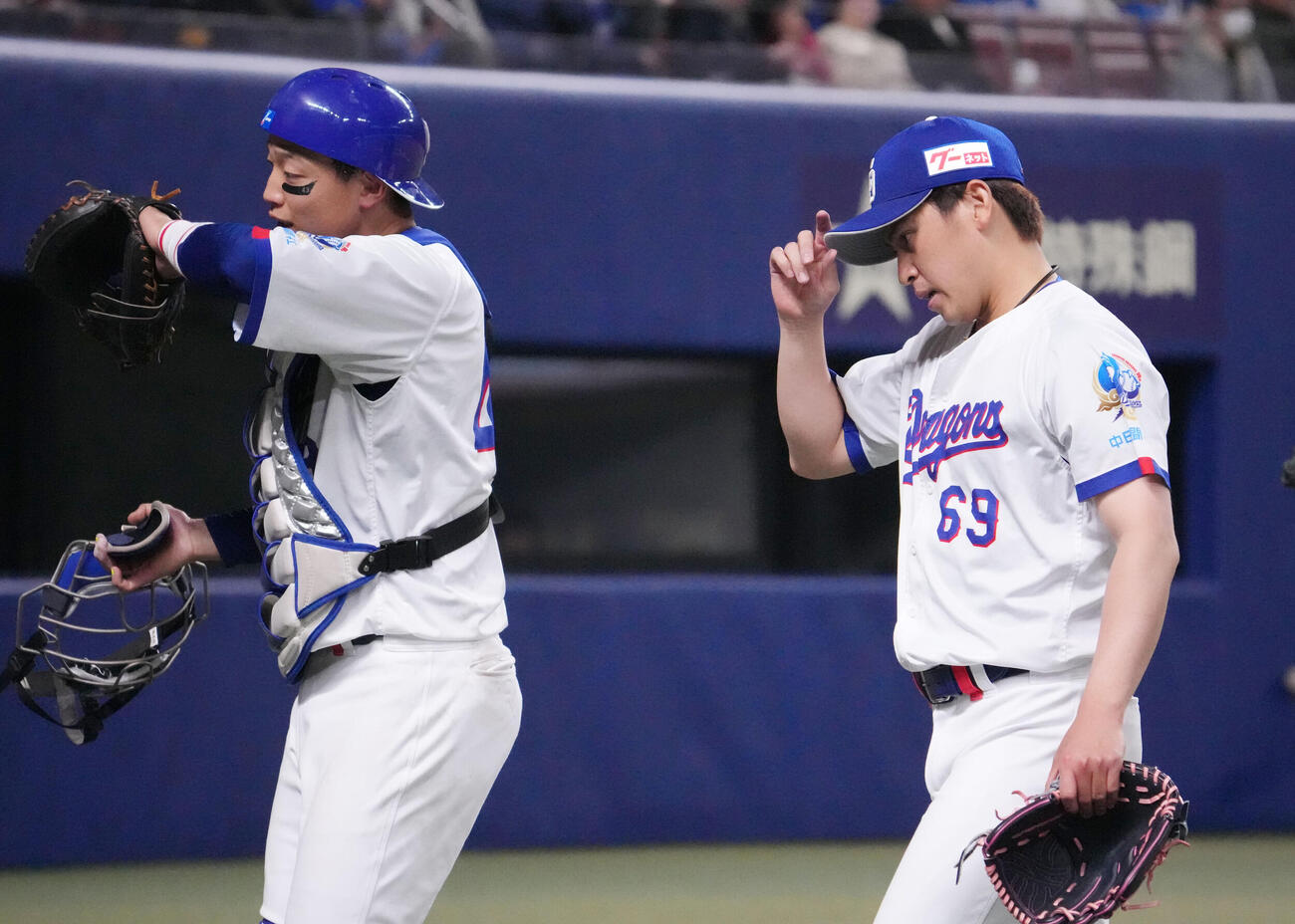 中日対ヤクルト　2回表終了、ベンチへ戻る味谷（左）と三浦（撮影・森本幸一）