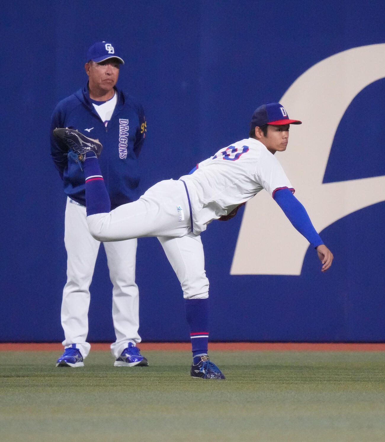 中日対ヤクルト　試合前、キャッチボールをする根尾（手前）後方は井上監督（撮影・森本幸一）