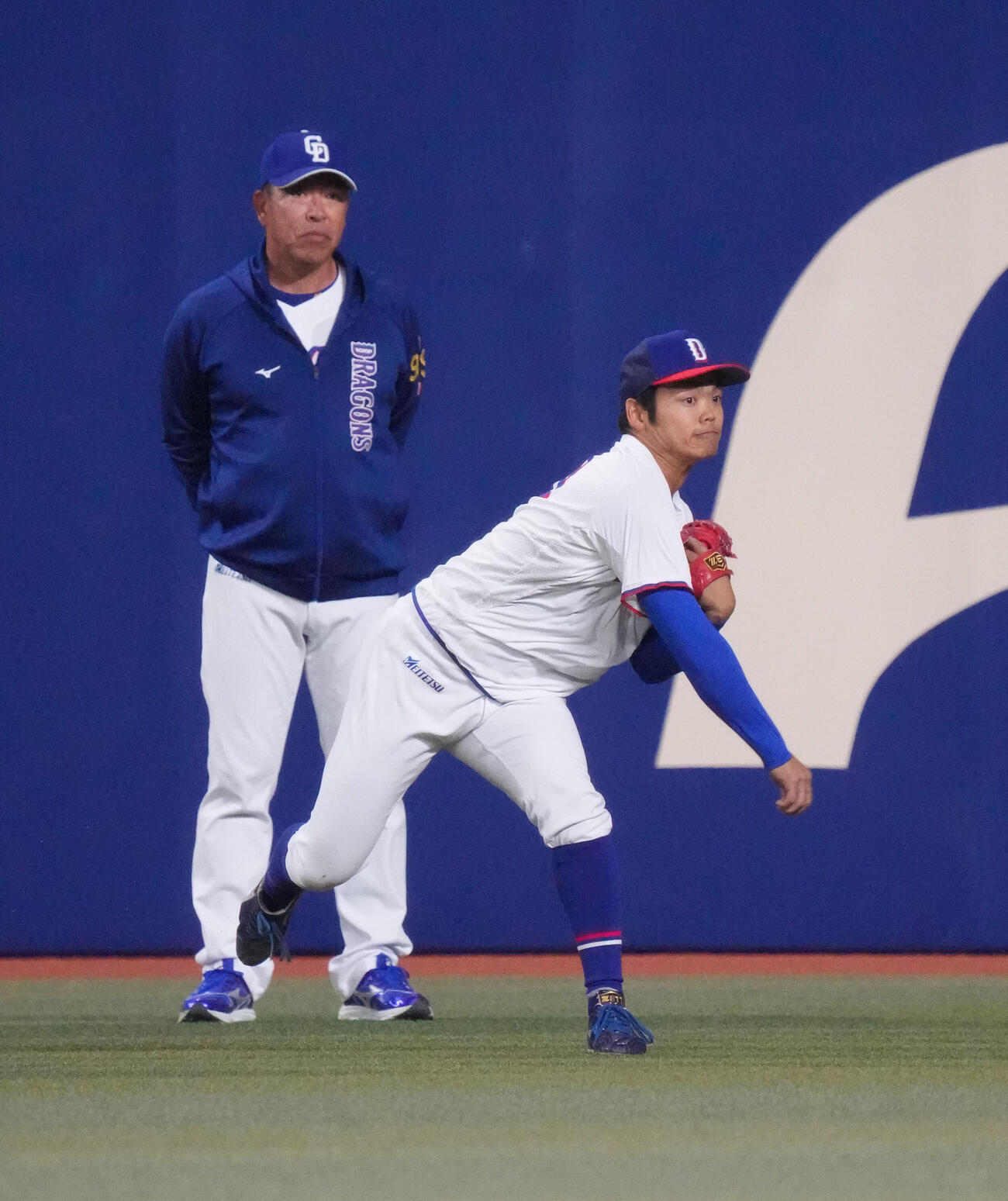 中日対ヤクルト　試合前、キャッチボールをする根尾（手前）後方は井上監督（撮影・森本幸一）