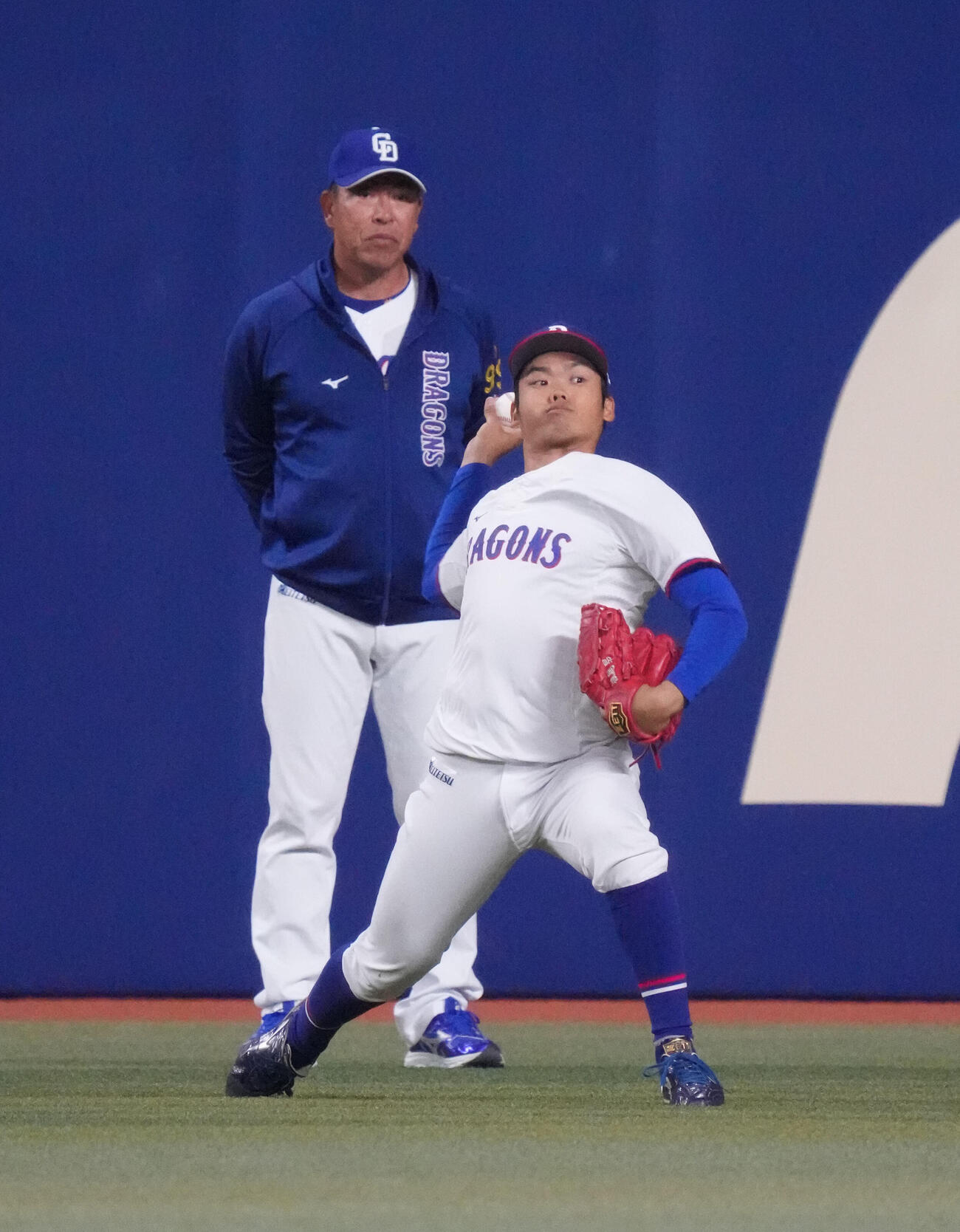 中日対ヤクルト　試合前、キャッチボールをする根尾（手前）後方は井上監督（撮影・森本幸一）