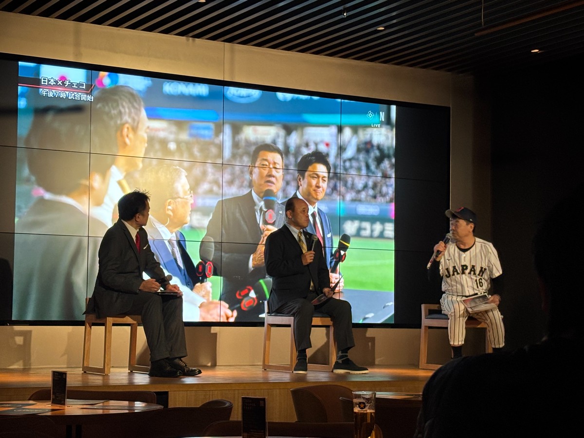 大阪市北区の「タイム・アウト・マーケット」で開催されたパブリックビューイングに出演した阪神・岡田彰布顧問（中央＝提供写真）
