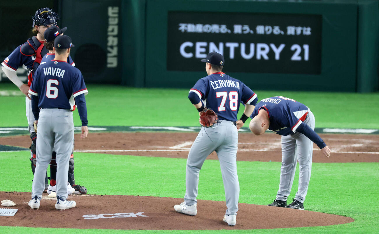 日本対チェコ　5回裏日本2死二塁、サトリアに球数制限による交代を告げに来たチェコのハジム監督はマウンドを前に深々と頭を下げる（撮影・加藤哉）