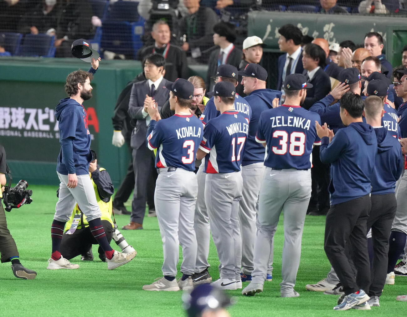 日本対チェコ　試合後、仲間から拍手を送られるチェコのサトリア（左端）（撮影・足立雅史）