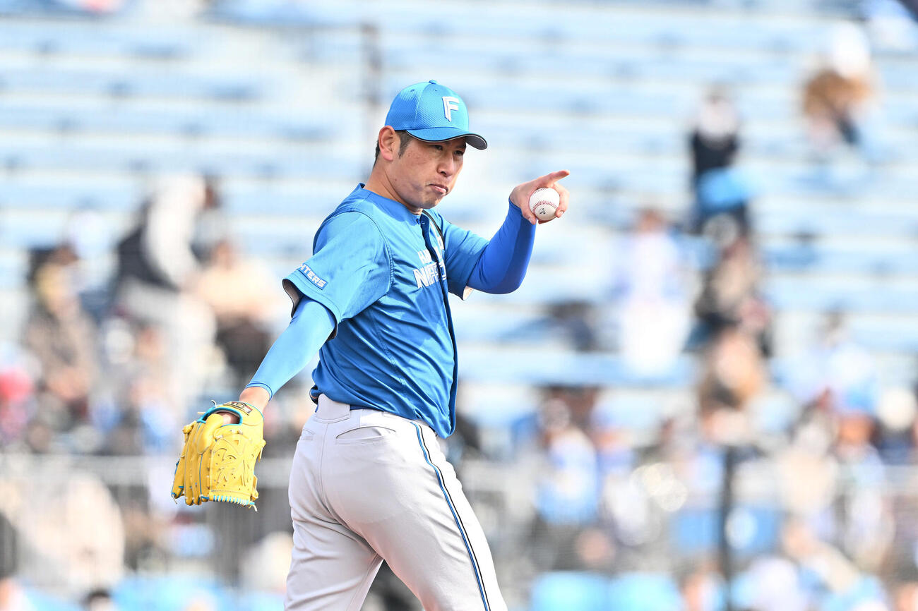 楽天対日本ハム　ナインを指さす日本ハム先発の加藤貴（撮影・滝沢徹郎）