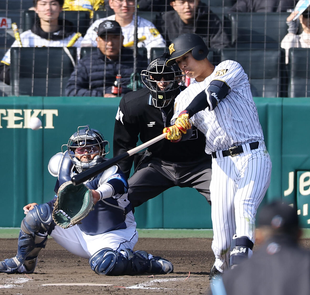 阪神対西武　7回裏阪神1死二、三塁、岡城は2点適時三塁打を放つ（撮影・上田博志）