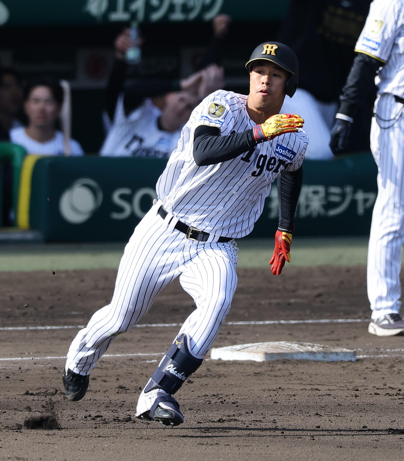 阪神対西武　7回裏阪神1死二、三塁、岡城は2点適時三塁打を放つ（撮影・上田博志）
