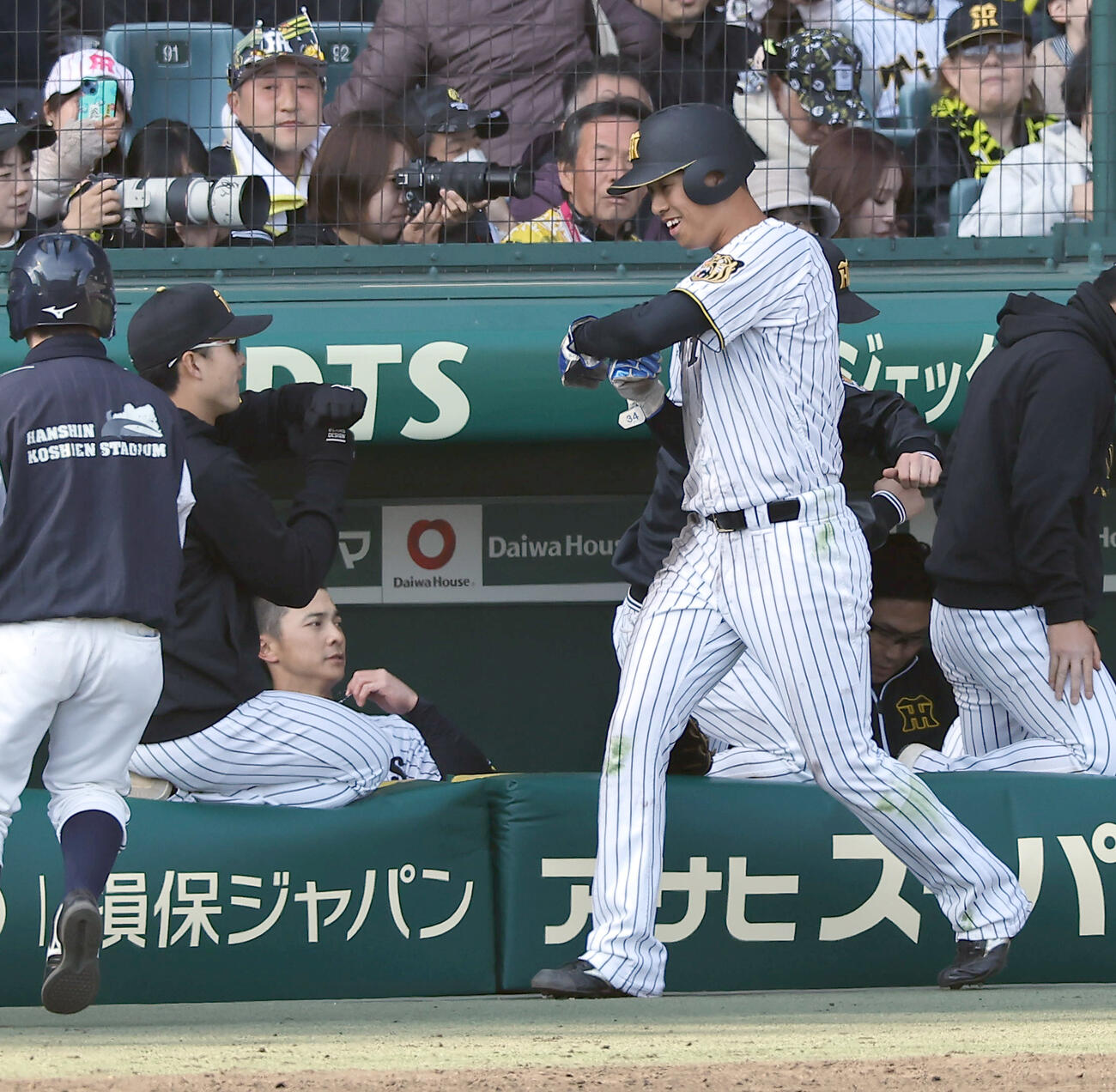 阪神対西武　7回裏阪神1死二、三塁、2点適時三塁打を放った岡城はポーズを決める（撮影・上田博志）