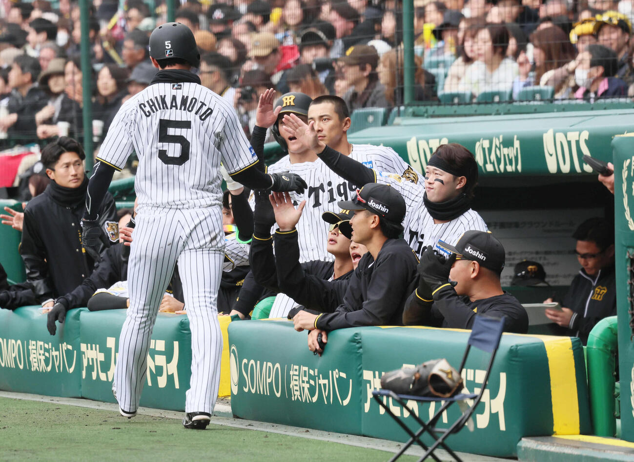 阪神対ソフトバンク　1回裏阪神1死二塁、近本は中川の左前先制適時打で生還し、ナインに迎えられる（撮影・宮崎幸一）