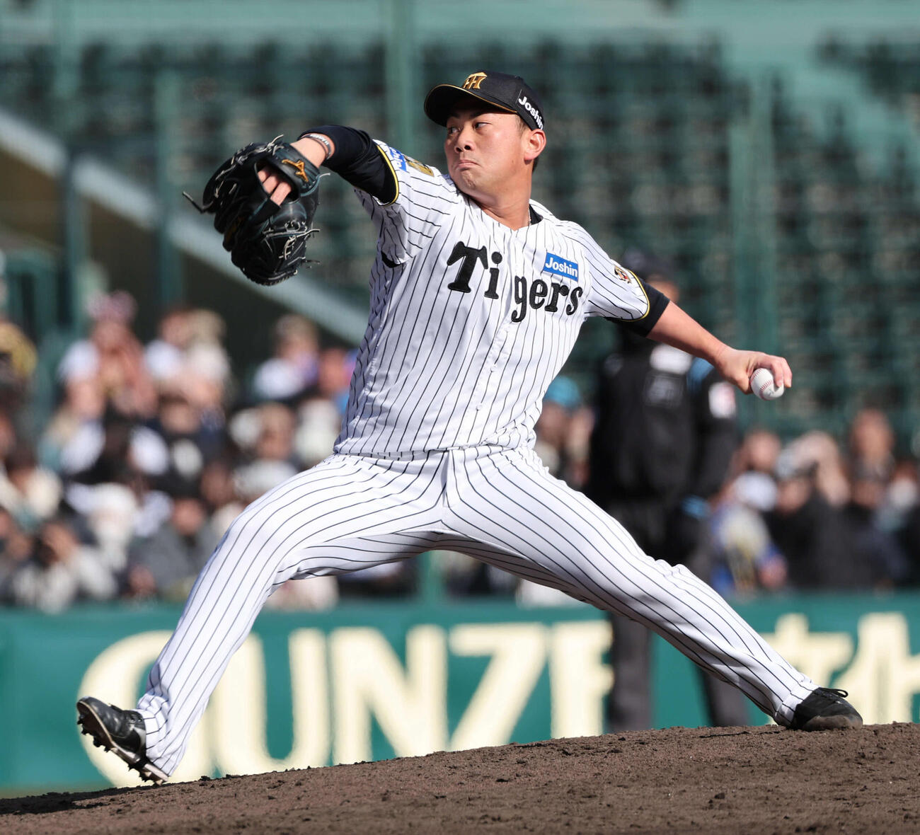 阪神対西武　阪神5番手の桐敷（撮影・西尾就之）