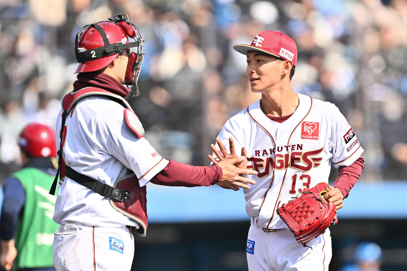 楽天対日本ハム　5回表を投げ終えた楽天先発の藤原（右）は太田とタッチを交わす（撮影・滝沢徹郎）