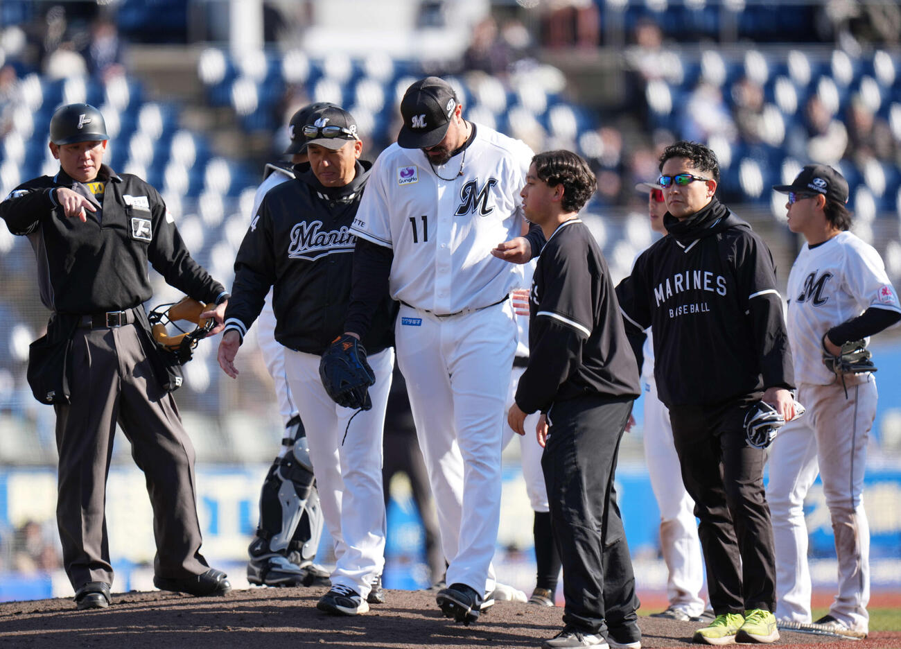 ロッテ対オリックス　ロッテ3番手で登板したカスティーヨ（中央）は治療のためベンチへ戻る（撮影・増田悦実）