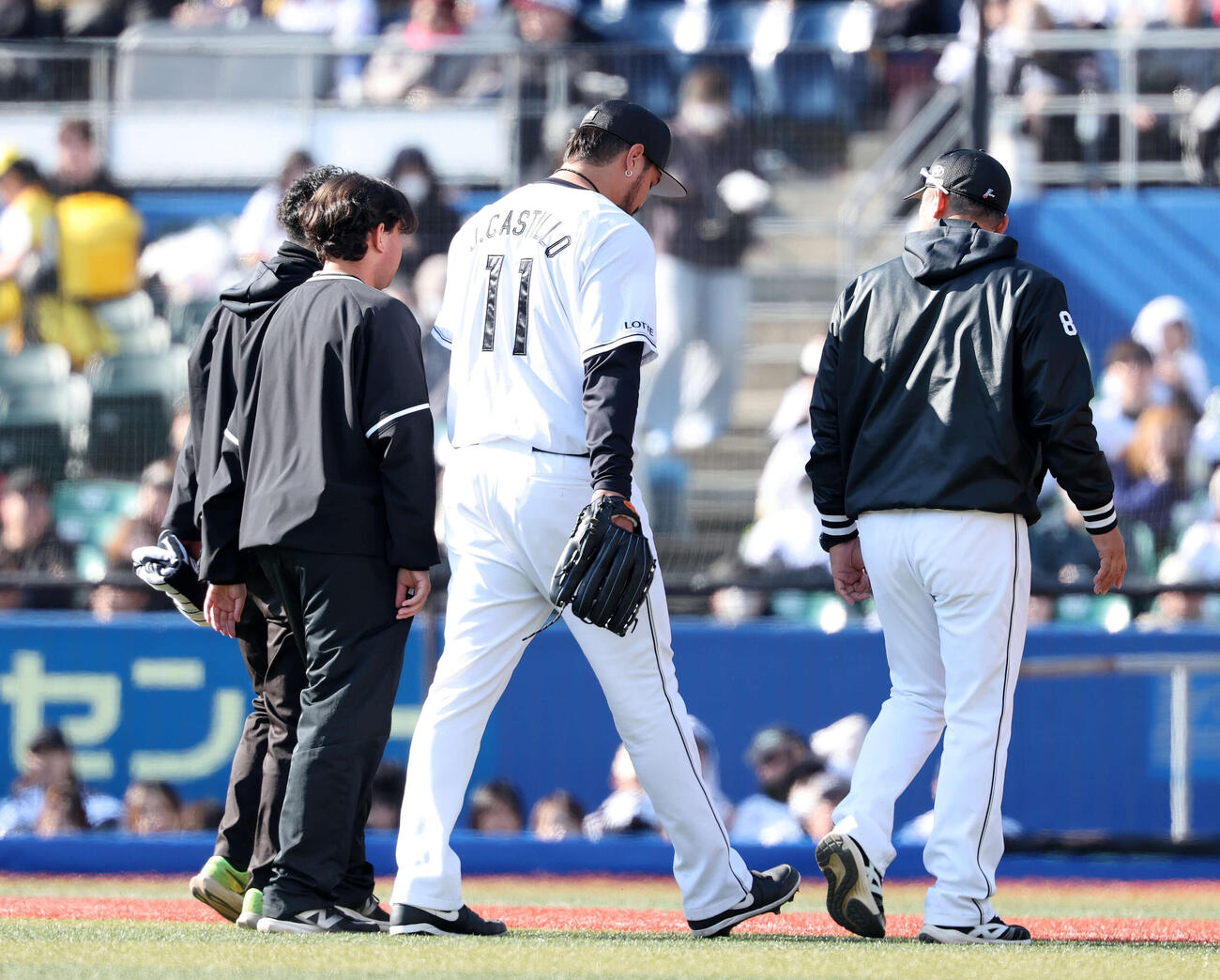 ロッテ対オリックス　治療のためベンチに引き揚げるカスティーヨ（撮影・鈴木正人）　