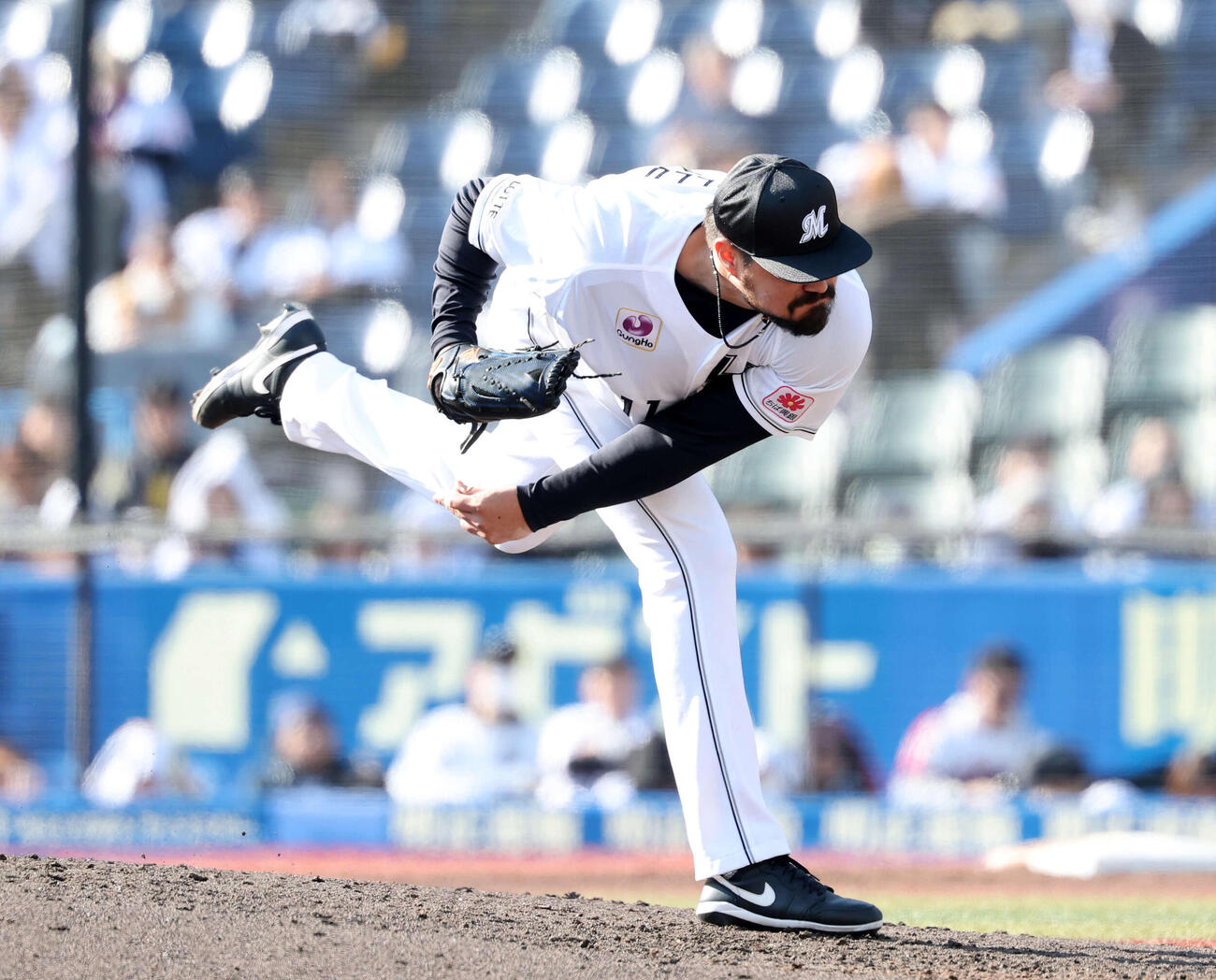 ロッテ対オリックス　力投するロッテ3番手のカスティーヨ（撮影・鈴木正人）　