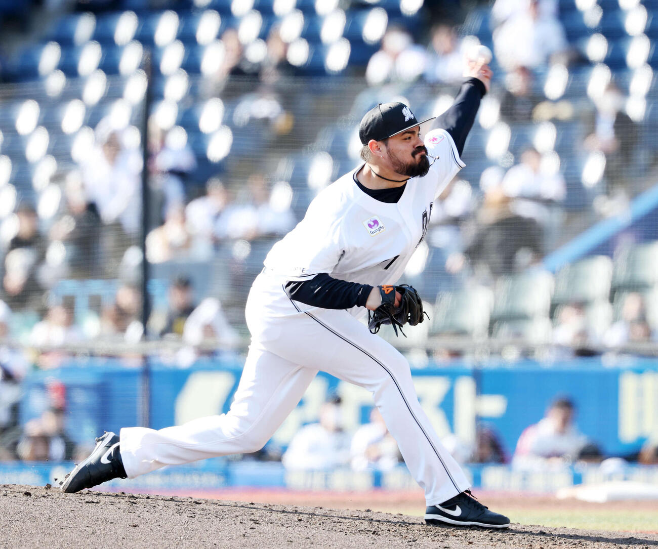 ロッテ対オリックス　力投するロッテ3番手のカスティーヨ（撮影・鈴木正人）　