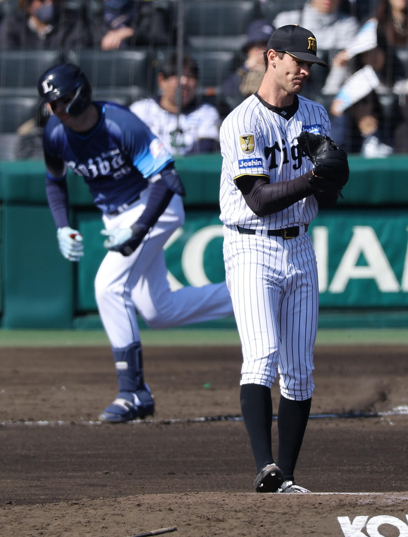 阪神対西武　4回表西武1死二塁、ラグズデールはネビンに適時打を浴びる（撮影・上田博志）