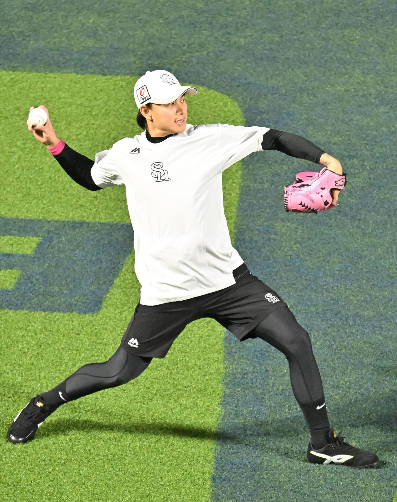ソフトバンク対巨人　投球練習を行うソフトバンク徐（撮影・林敢治）