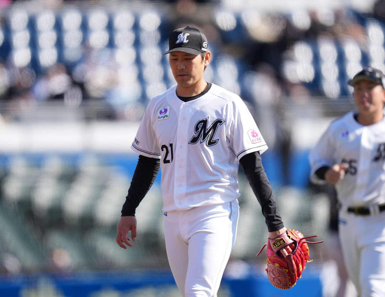 ロッテ対オリックス　5回を終えベンチへ戻るロッテ石川柊（撮影・増田悦実）