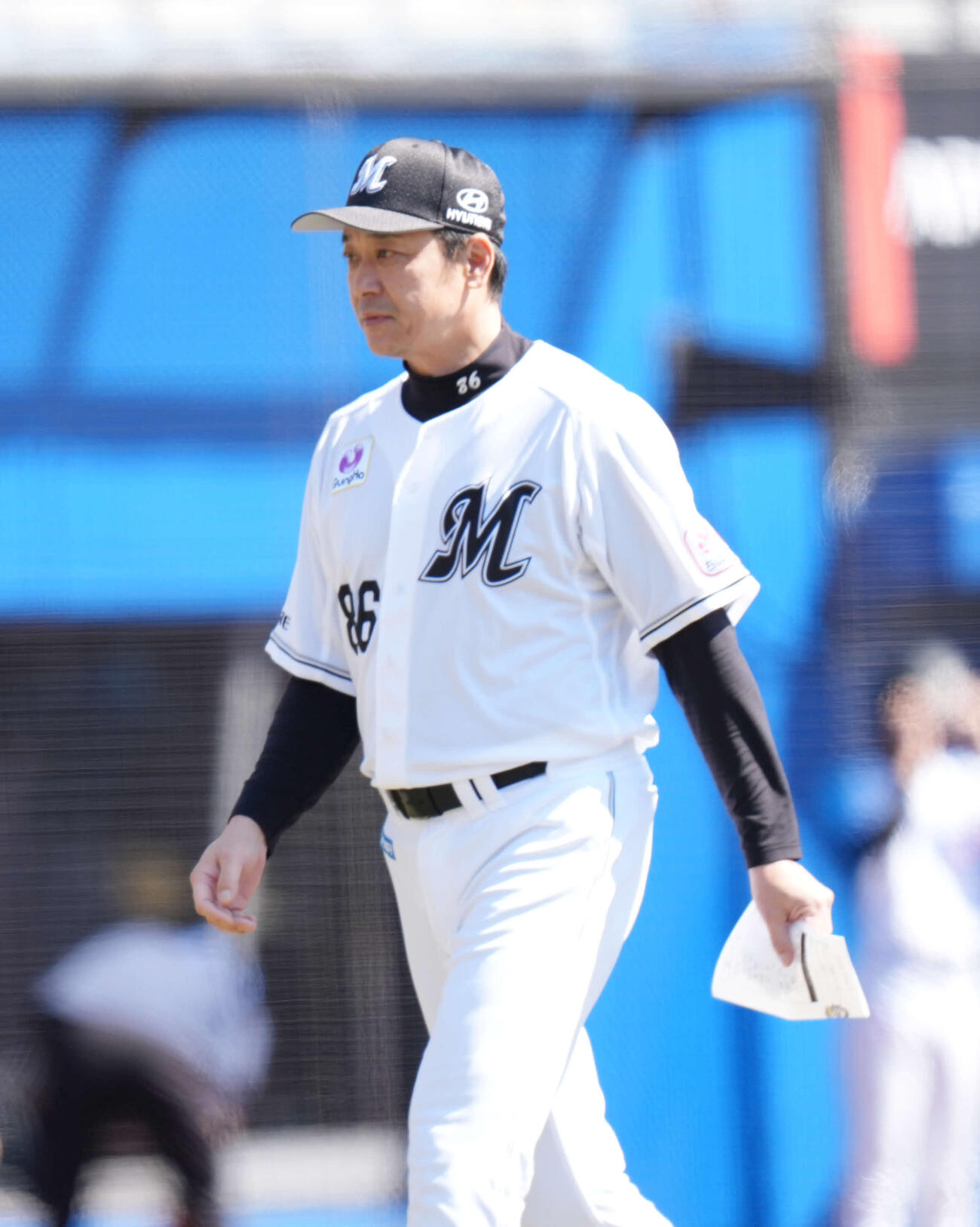 ロッテ対オリックス　メンバー表交換を行いベンチに戻るロッテサブロー監督（撮影・増田悦実）