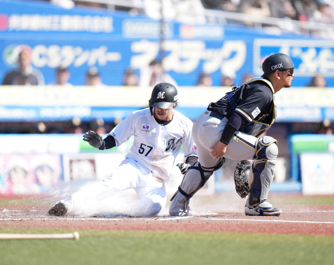 ロッテ対オリックス　3回裏ロッテ無死三塁、藤原の犠飛で生還する小川（撮影・増田悦実）
