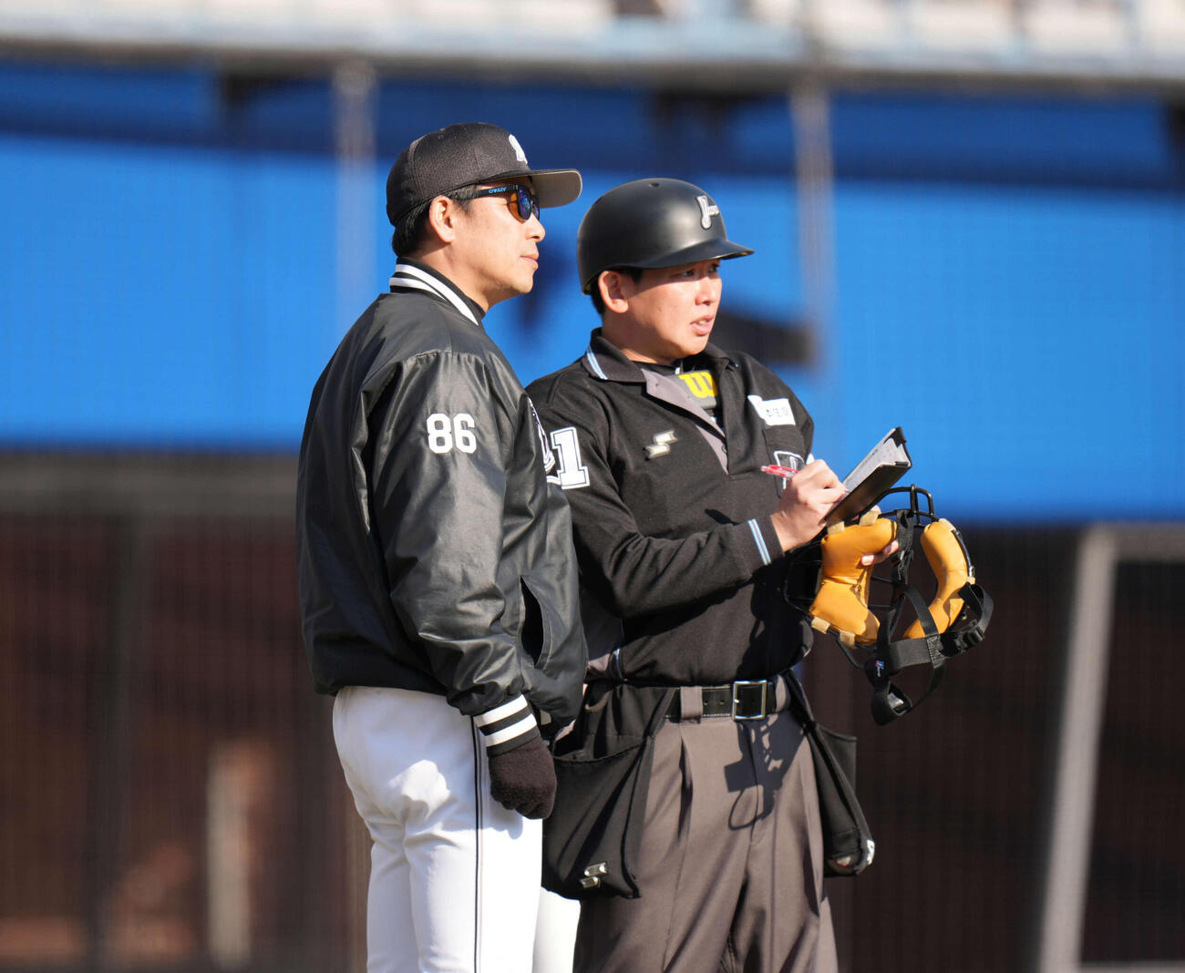 ロッテ対オリックス　メンバー交代を告げるロッテサブロー監督（撮影・増田悦実）