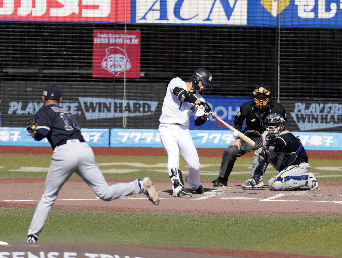 ロッテ対オリックス　3回裏ロッテ無死三塁、左飛を放つ藤原（撮影・小島史椰）