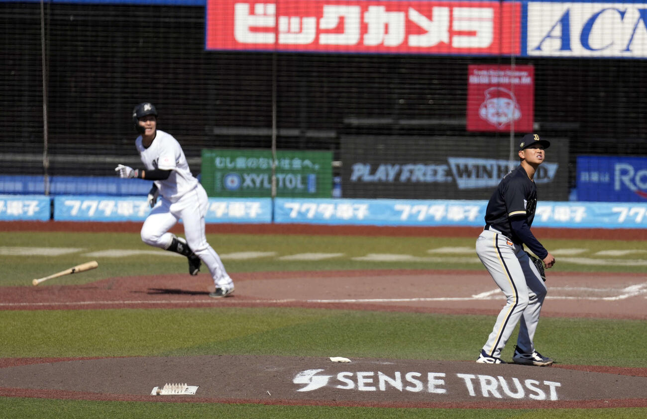 ロッテ対オリックス　3回裏ロッテ無死三塁、藤原は左飛を放つ、投手は山下（撮影・小島史椰）