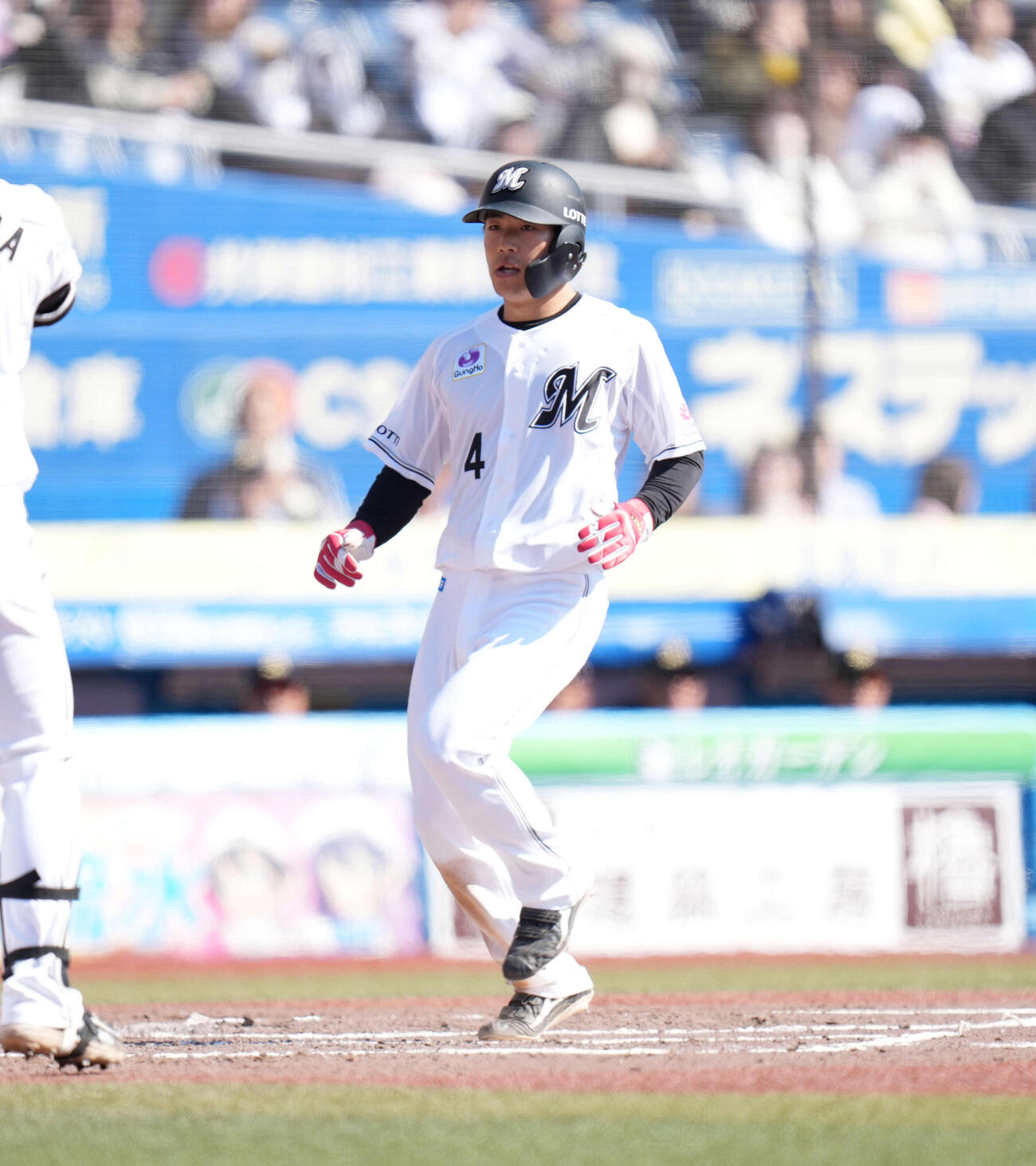 ロッテ対オリックス　3回裏ロッテ無死二三塁、オリックス山下の暴投で生還する友杉（撮影・増田悦実）