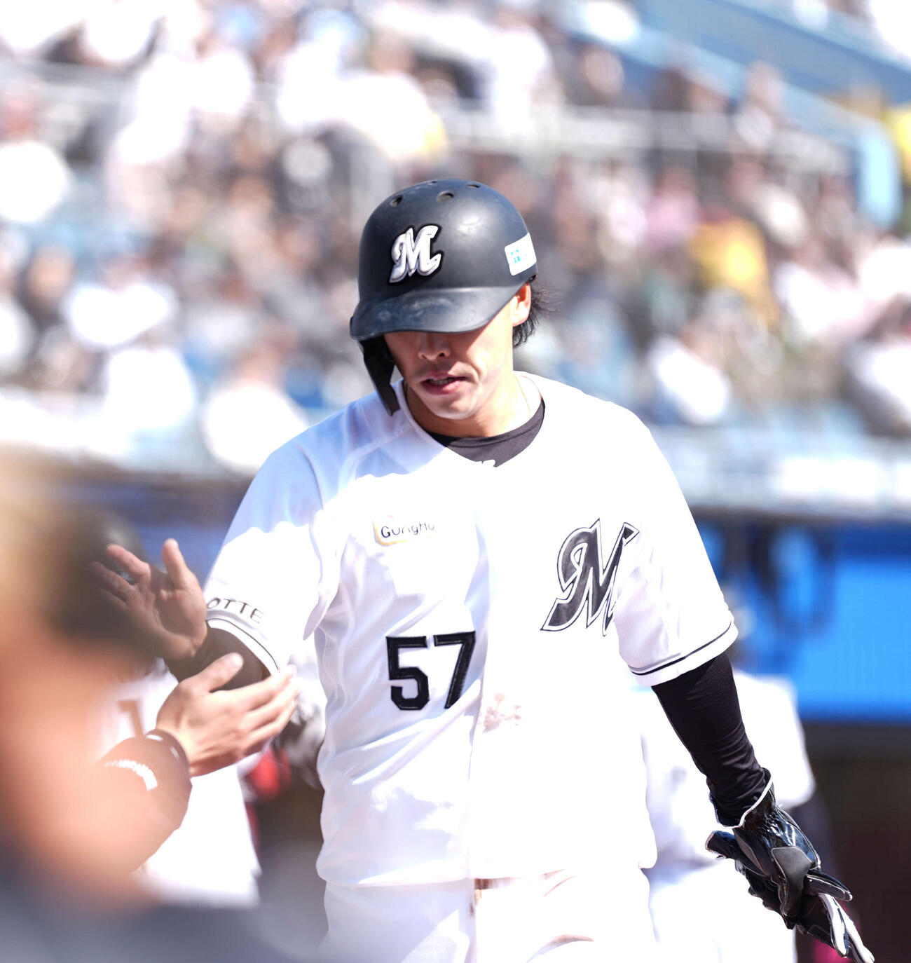 ロッテ対オリックス　3回裏ロッテ無死三塁、藤原の犠飛で生還しナインとタッチを交わす小川（撮影・増田悦実）