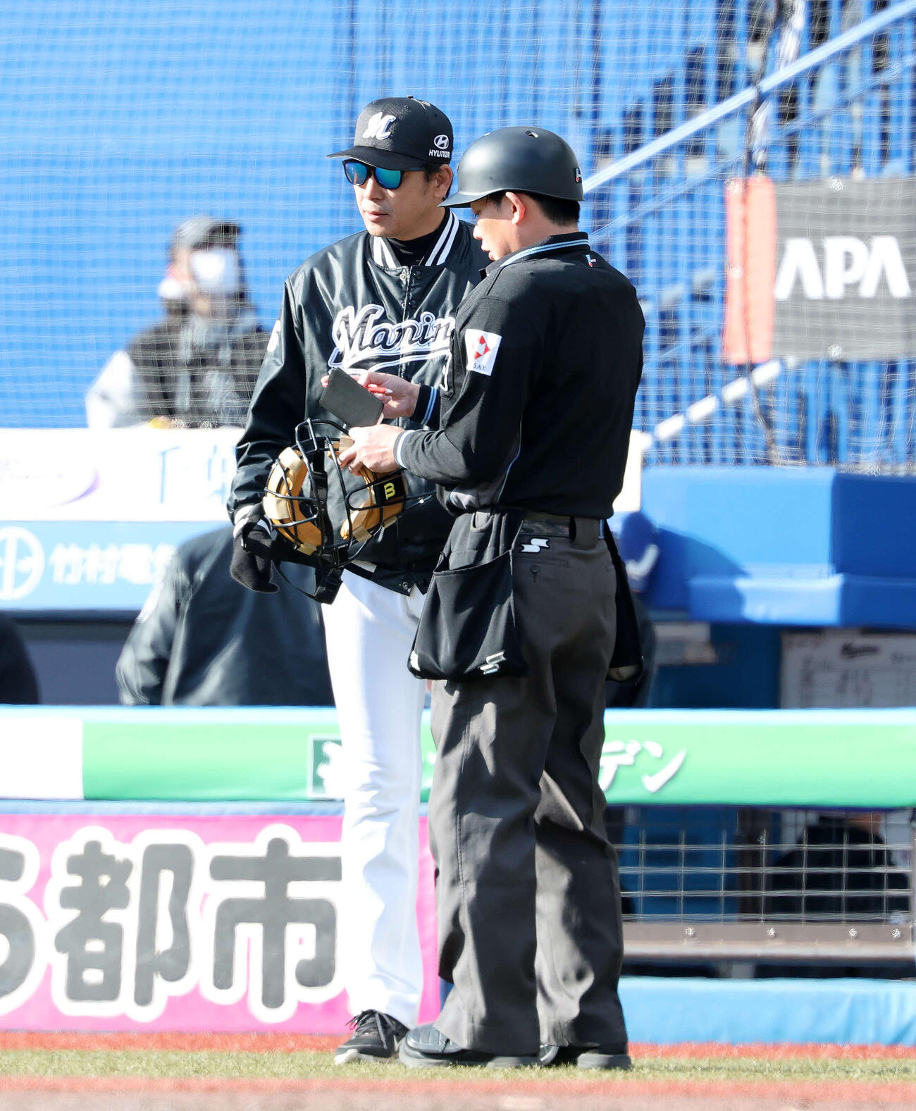 ロッテ対オリックス　8回表、投手交代を告げるロッテサブロー監督（撮影・鈴木正人）　