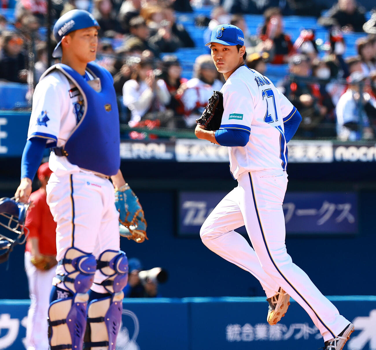 DeNA対広島　1回表広島無死一、二塁、先制を許し、ベースカバーに走る藤浪（撮影・野上伸悟）