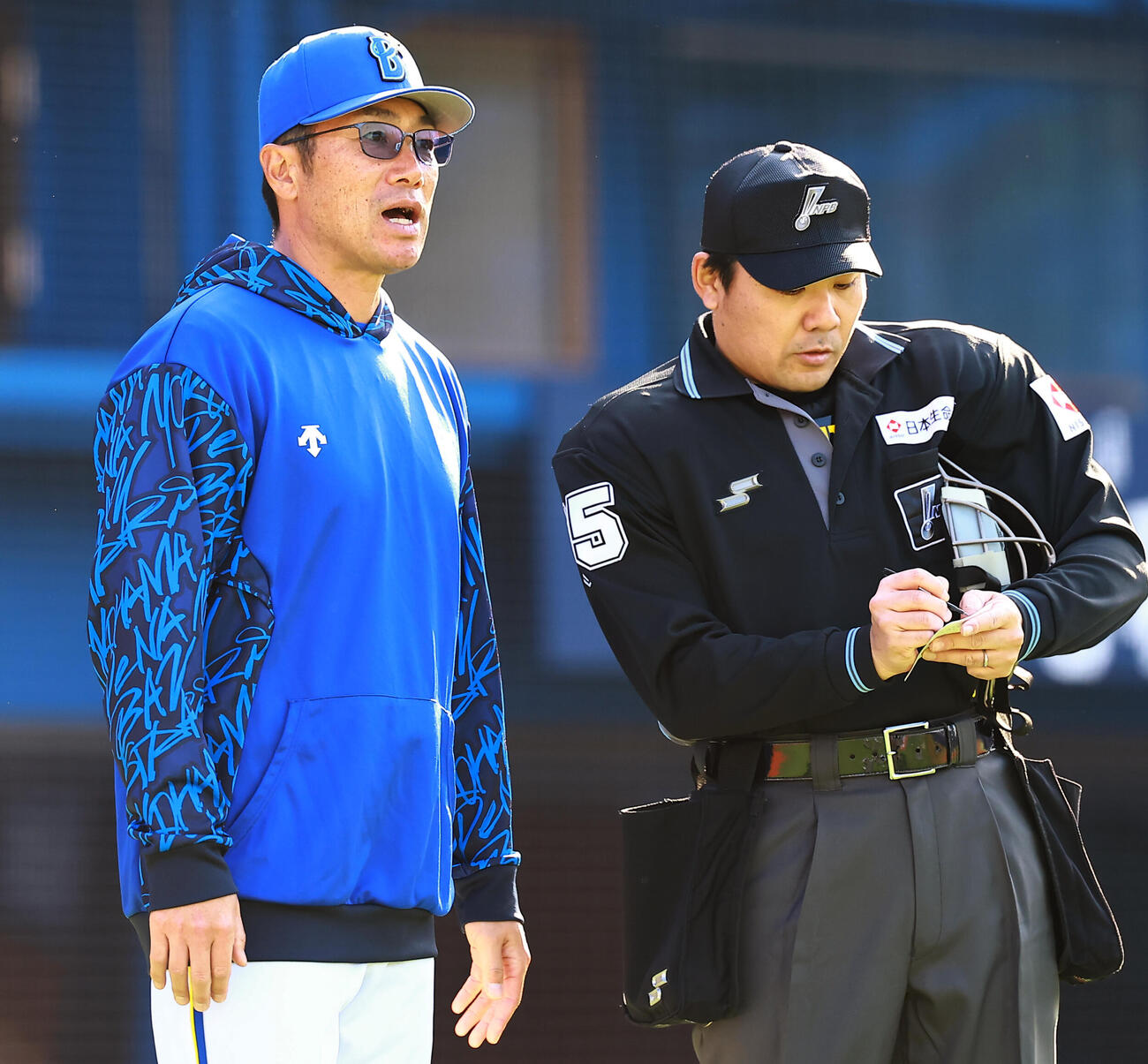 DeNA対広島　選手交代を告げるDeNA相川監督（撮影・野上伸悟）