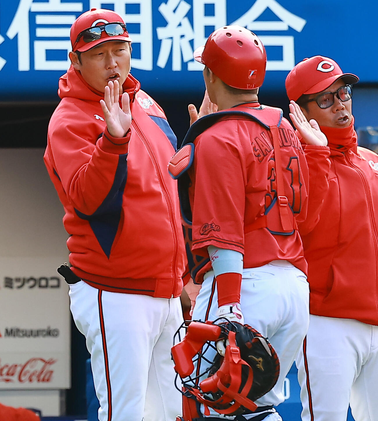 DeNA対広島　勝利し選手を出迎える広島新井監督（撮影・野上伸悟）