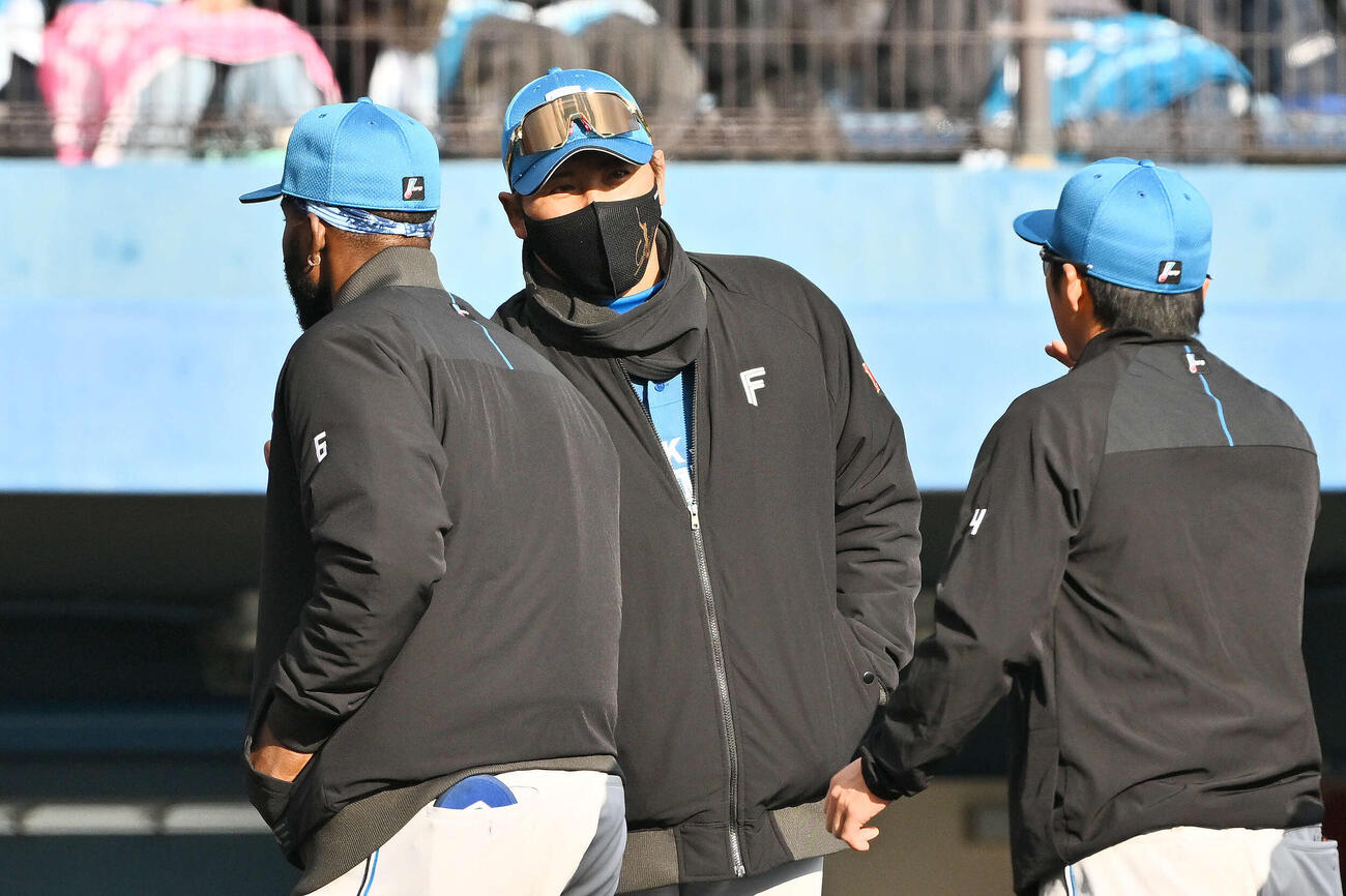 楽天対日本ハム　試合後、日本ハム新庄監督（中央）はカストロ（左）を迎える（撮影・滝沢徹郎）