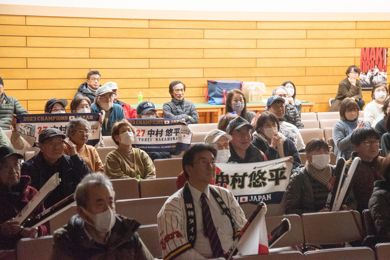 WBCのチェコ戦で先発マスクをかぶった中村悠平の出身地・福井県大野市がパブリックビューイングで盛り上がった（大野市提供）