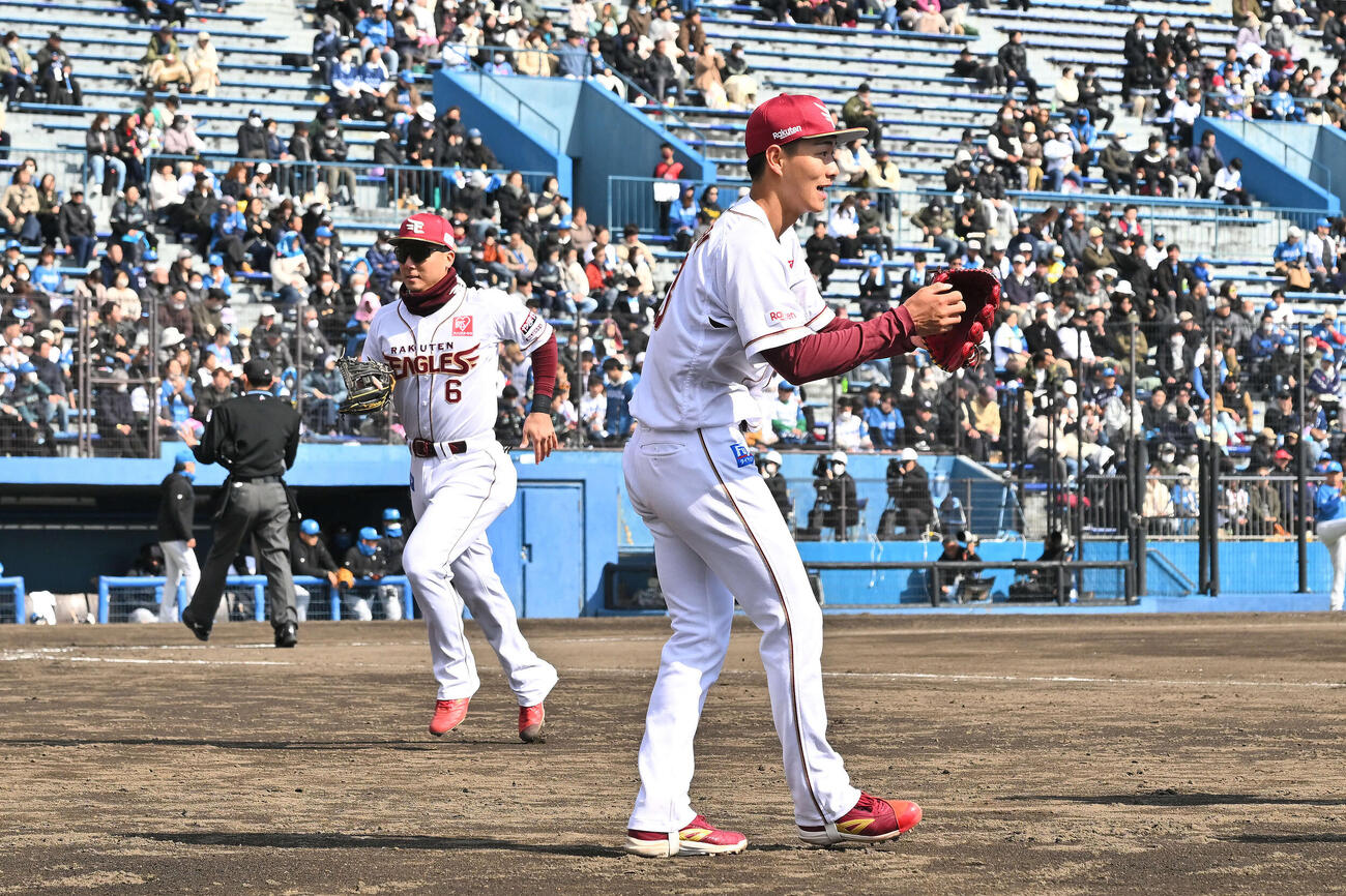 楽天対日本ハム　4回表を投げ終えナインを迎える楽天先発の藤原（右）（撮影・滝沢徹郎）