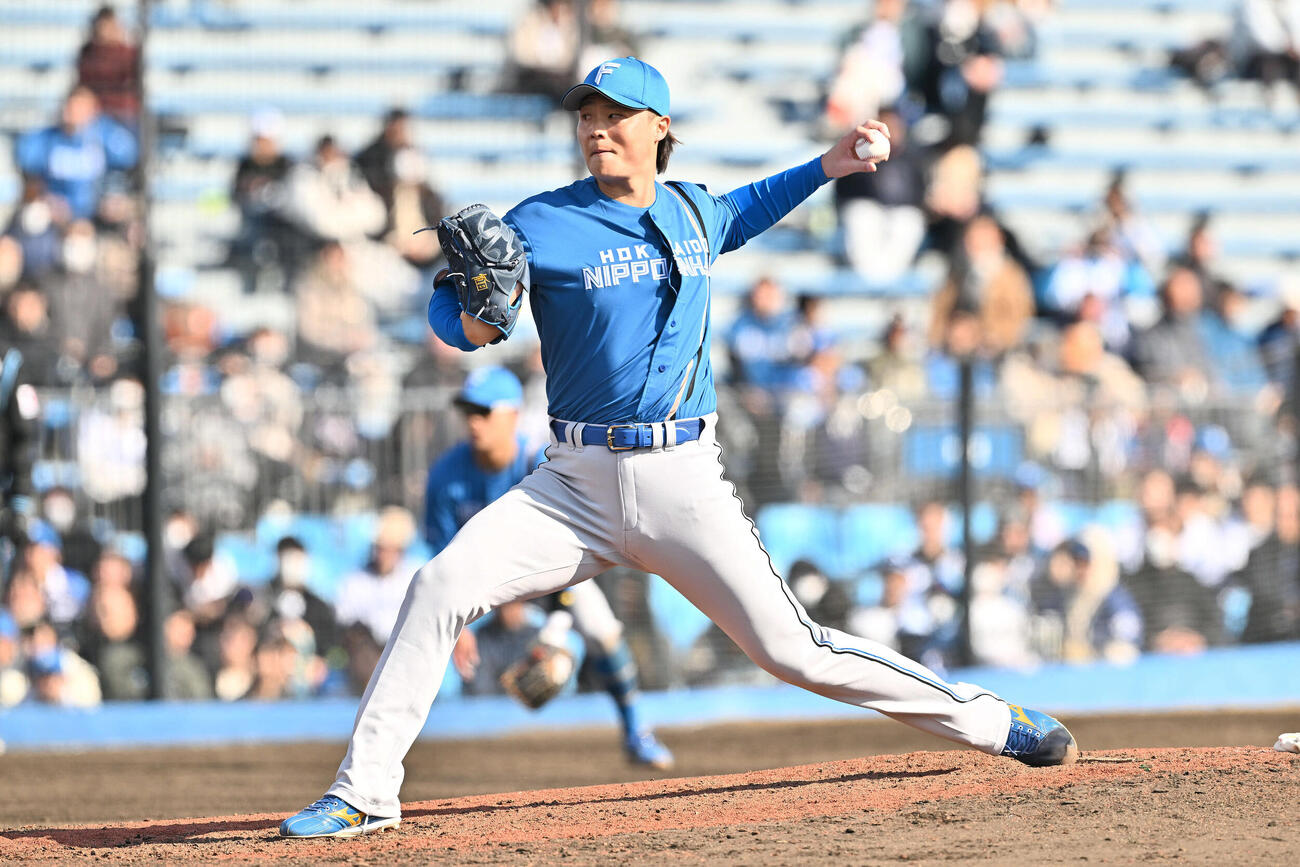 楽天対日本ハム　日本ハム3番手の山崎（撮影・滝沢徹郎）