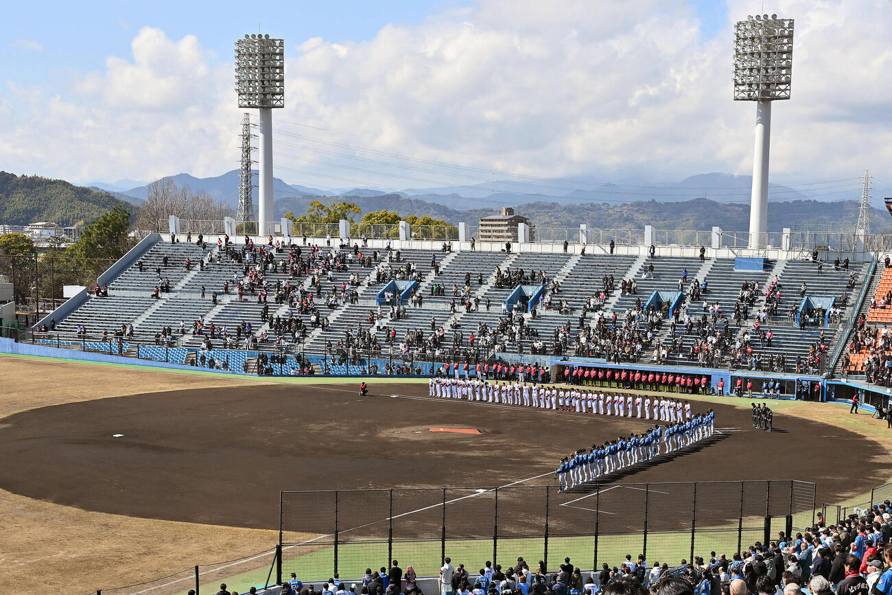 楽天対日本ハム　試合前に東日本大震災の被害者をしのび黙とうがささげられる（撮影・滝沢徹郎）