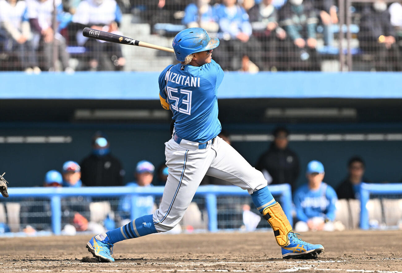 楽天対日本ハム　3回表日本ハム2死、水谷は左前打を放つ（撮影・滝沢徹郎）