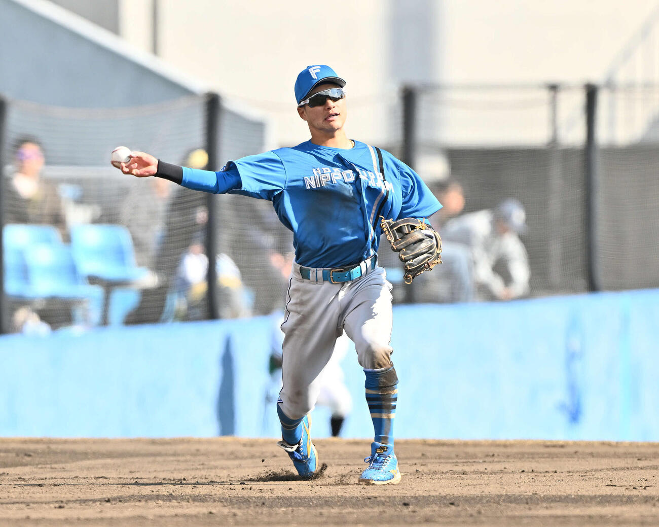 楽天対日本ハム　5回裏楽天無死、代打入江の三ゴロをさばく奈良間（撮影・滝沢徹郎）